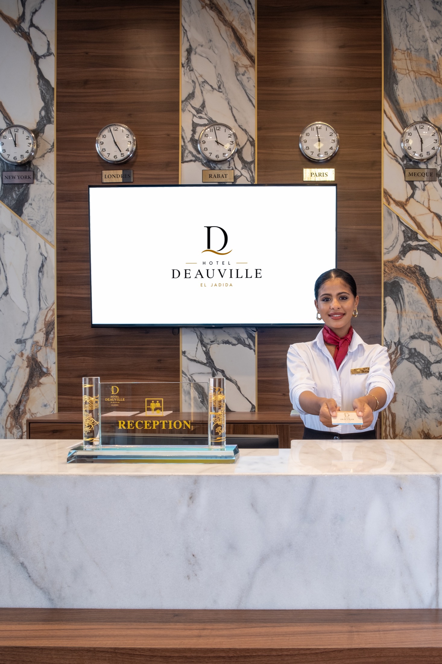 Une réceptionniste souriante à l'accueil de l'hôtel