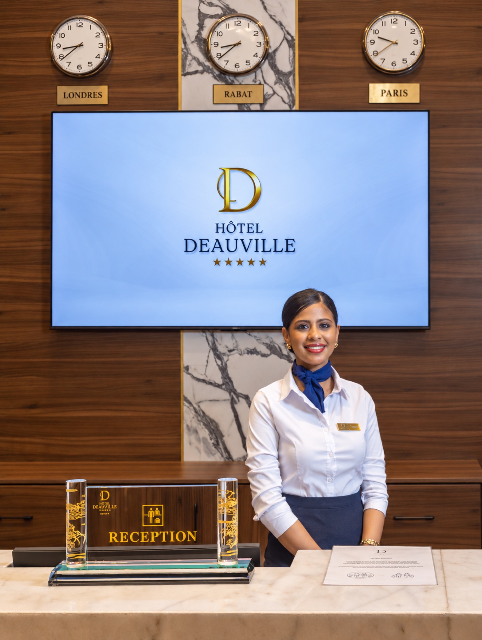 Une réceptionniste souriante à l'accueil de l'hôtel