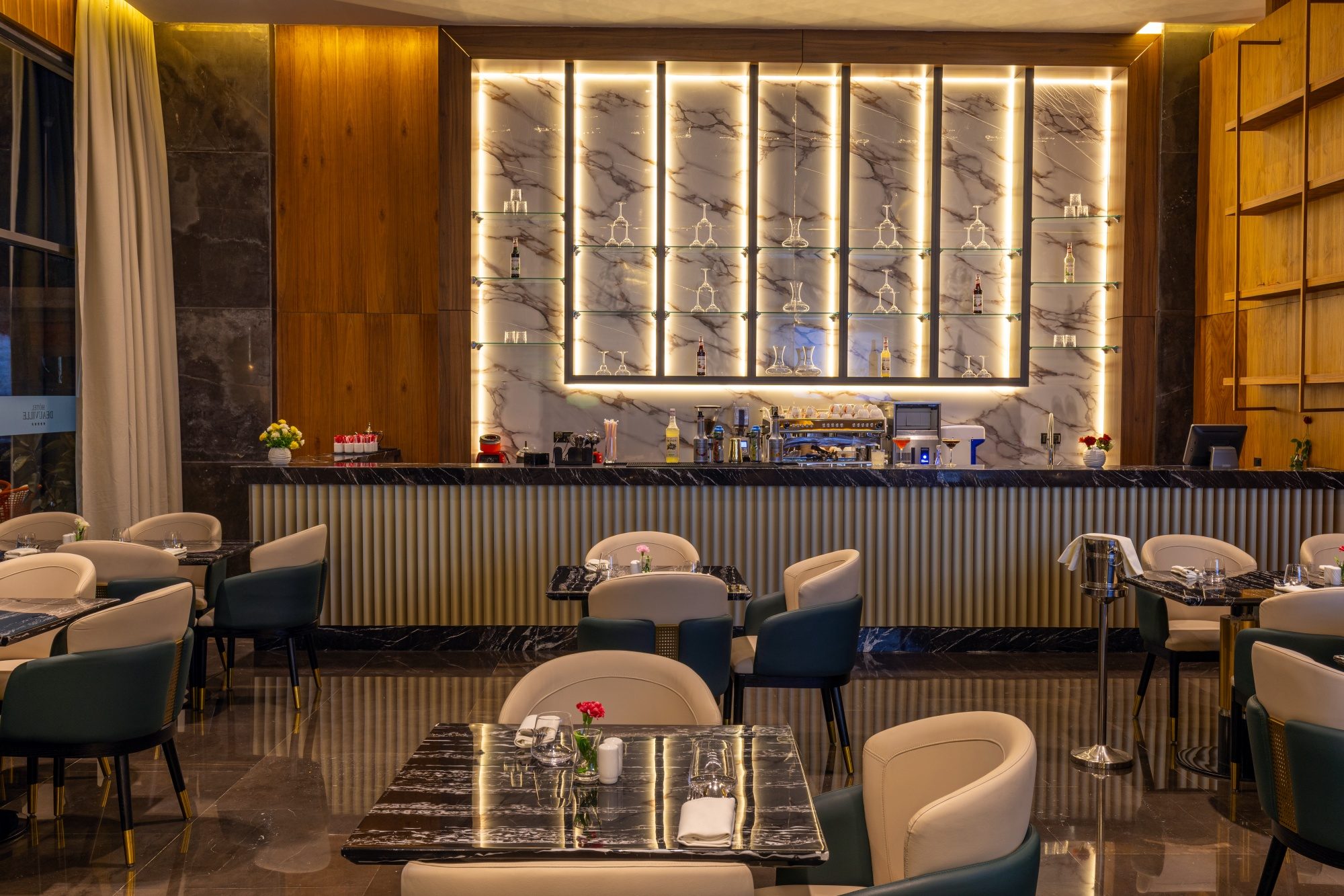 Le bar de l'hôtel et sa salle aux boiseries claires