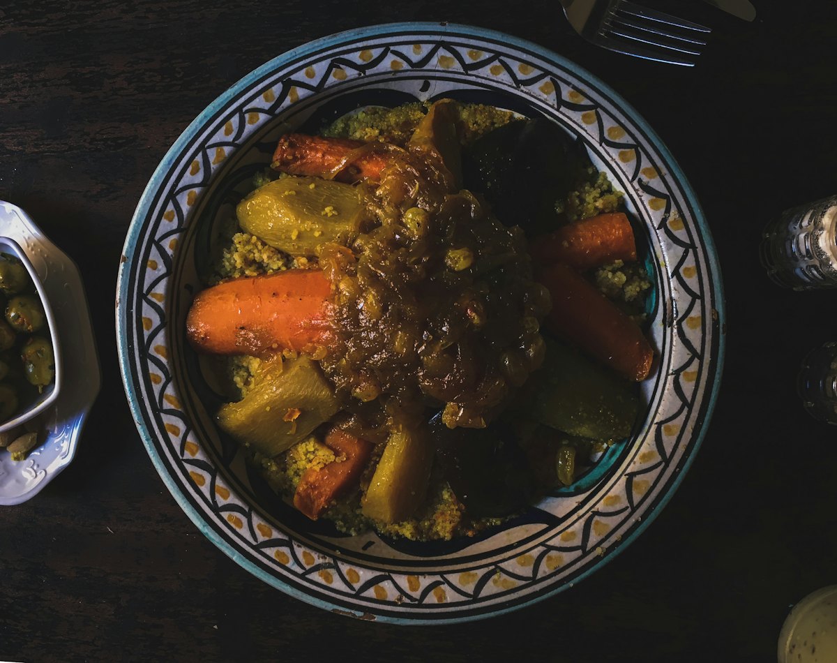 Couscous traditionnel aux légumes dans un plat en céramique