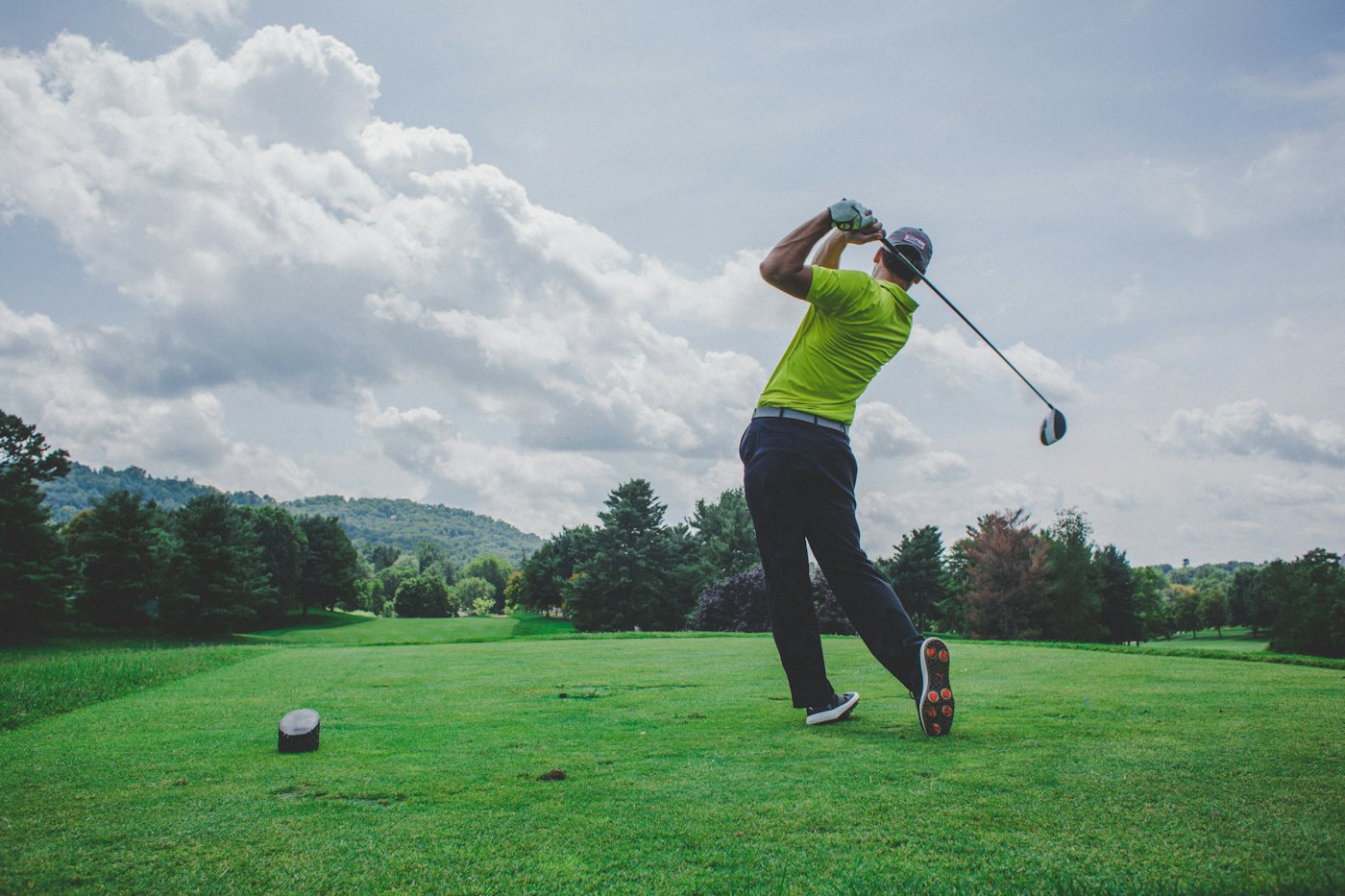 Un golfeur à l'élan sur un parcours de la côte