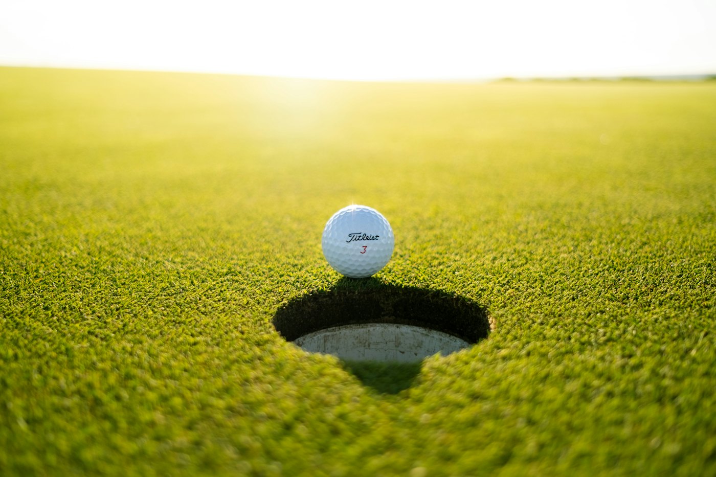 Balle de golf au bord du trou