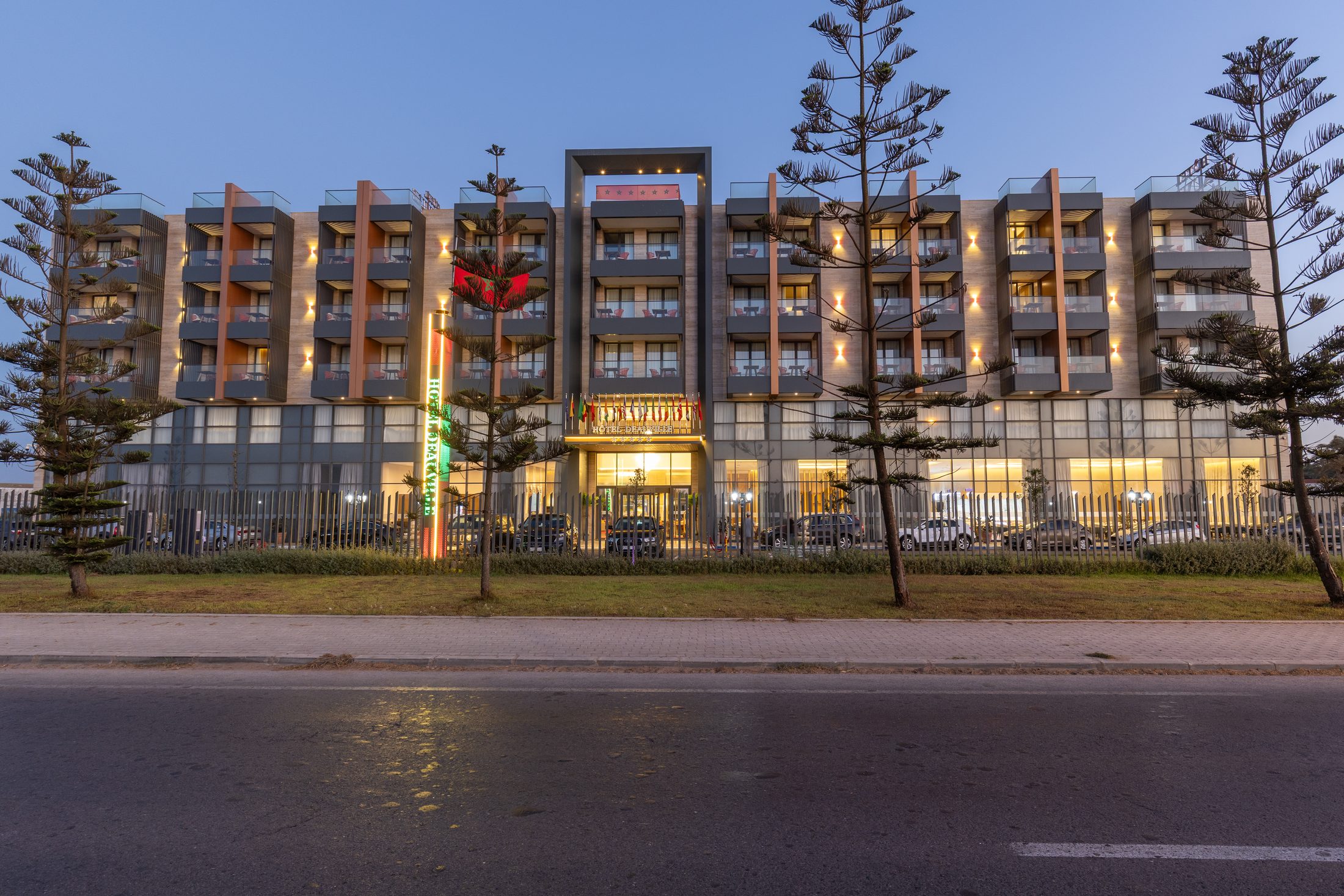 La façade de l'hôtel, avenue des Nations Unies