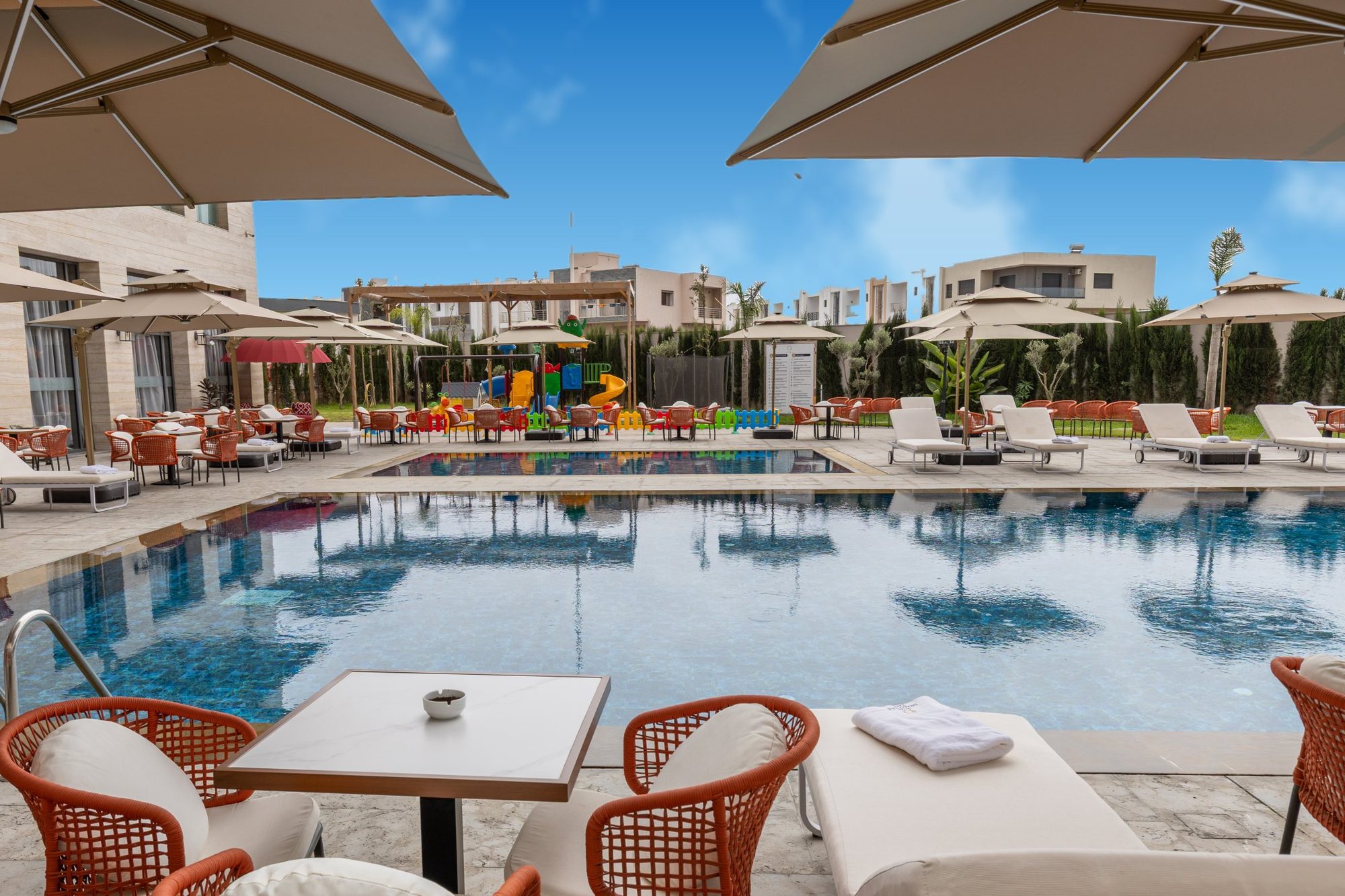 Tables et transats au bord de la piscine