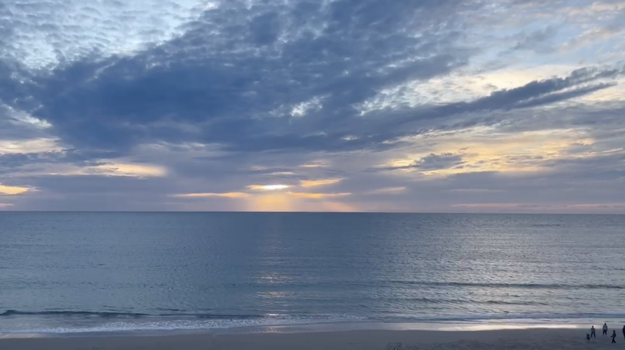 L'océan et la plage Deauville au coucher du soleil