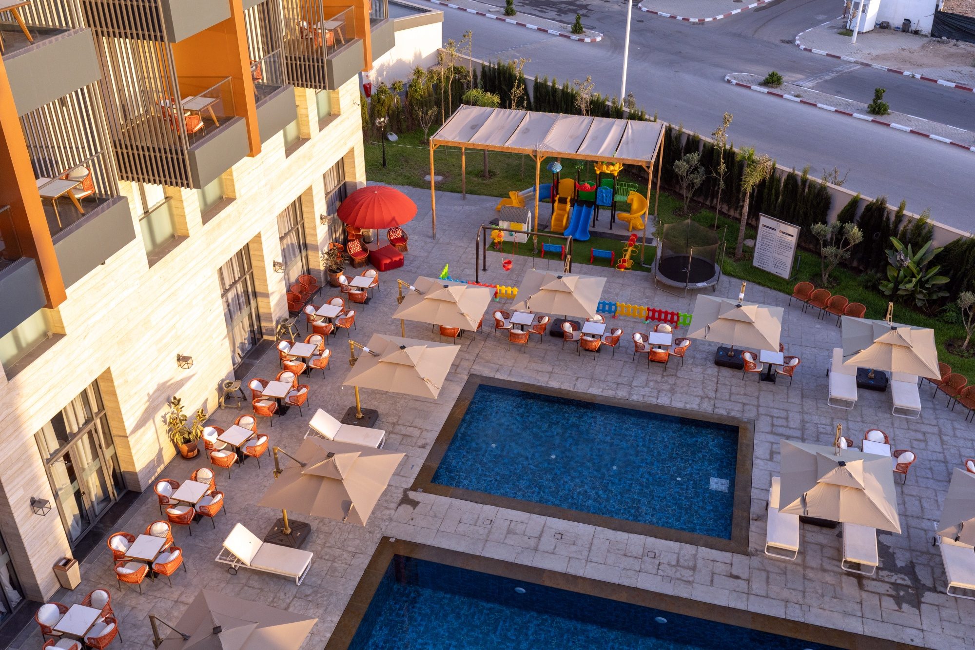 La piscine et les jardins vus d'en haut