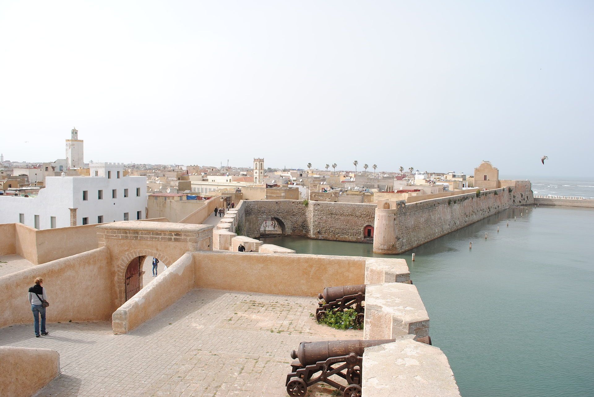 Remparts de la Cité portugaise face à l'océan