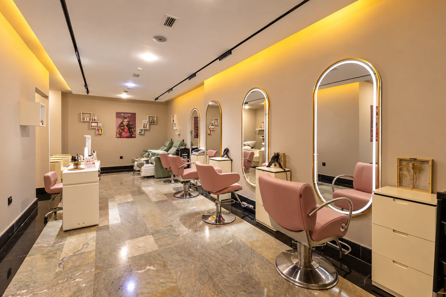 Le salon de beauté du spa, fauteuils et miroirs lumineux